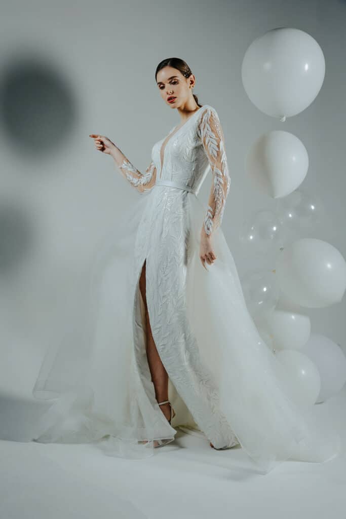 femme avec une robe de mariée fluide et une jupe en tulle