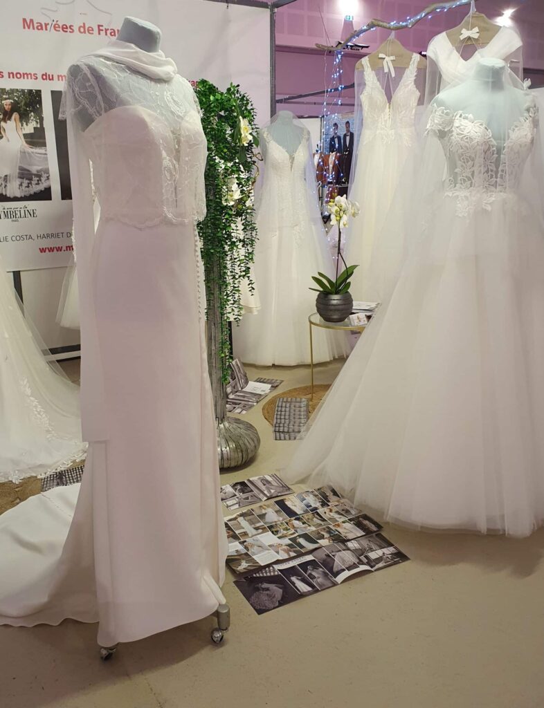 Stand avec des robes de mariée sur le salon du mariage avec Mariées de France Épinal