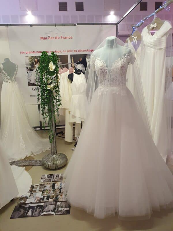Stand avec des robes de mariée sur le salon du mariage avec Mariées de France Épinal