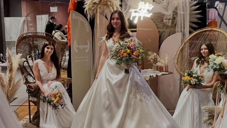femmes vêtues de robes de mariée Cymbeline au salon du mariage de Laval