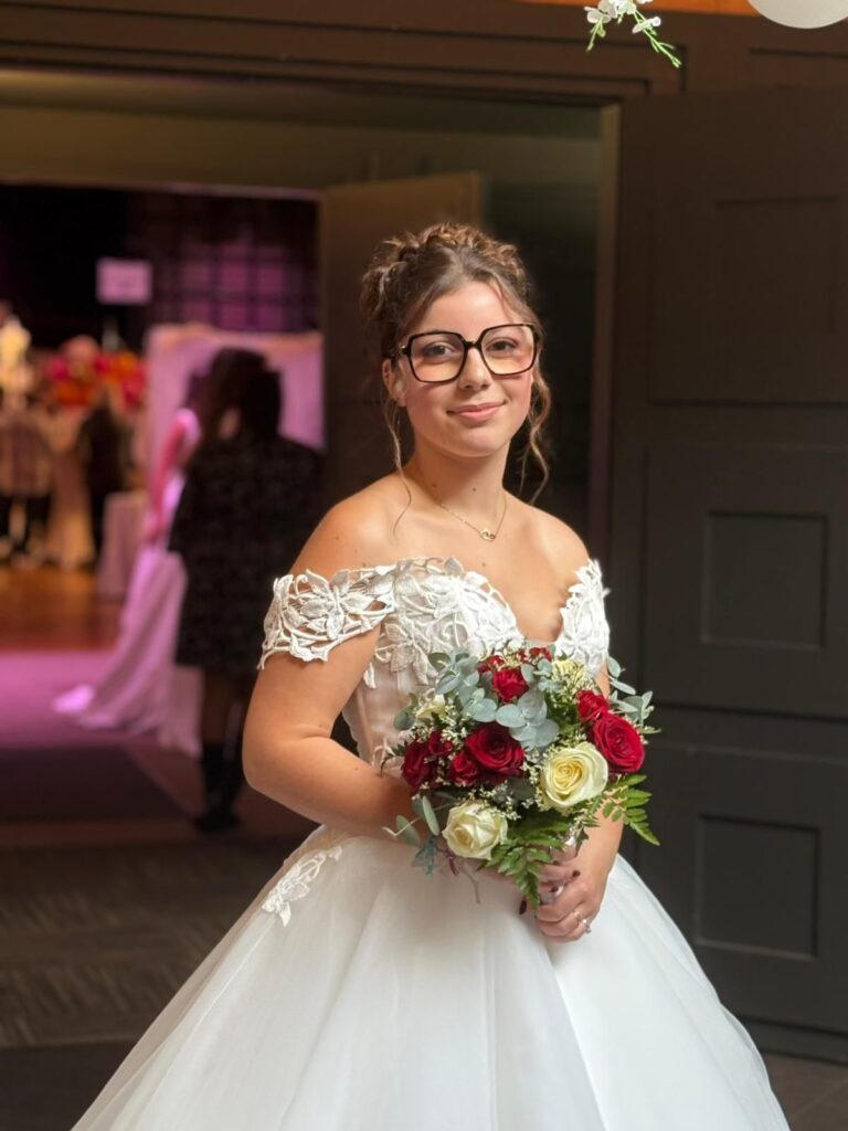 femme vêtue d'une robe de mariée Cymbeline au salon du mariage de Laval