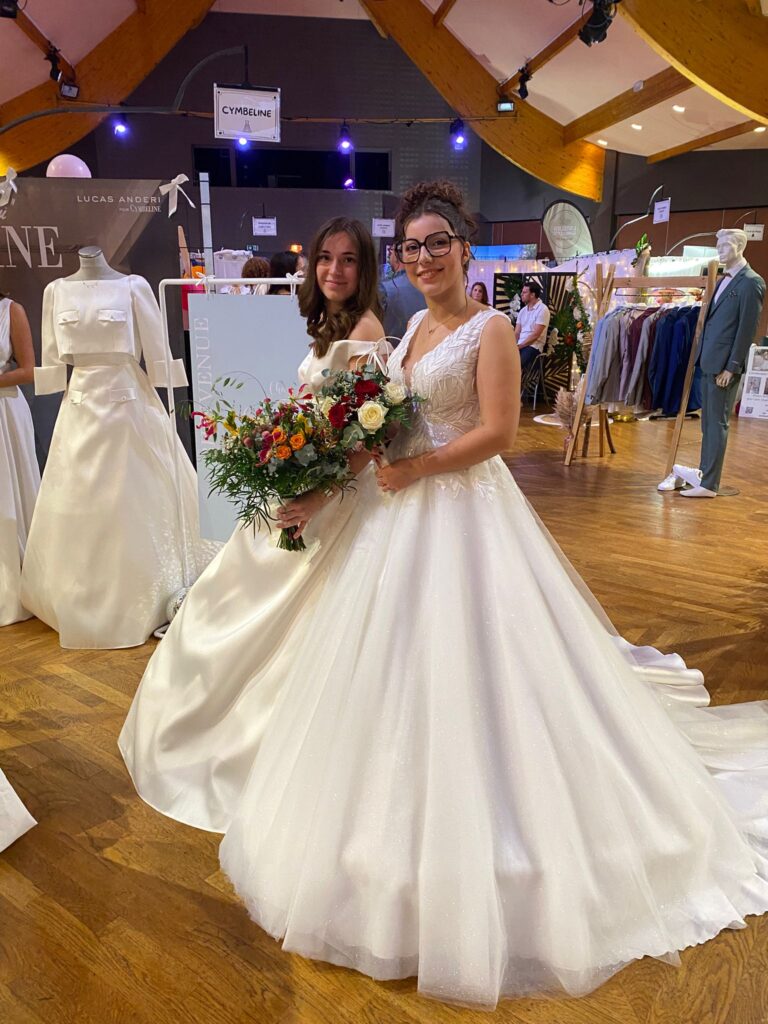 femmes vêtues de robes de mariée Cymbeline au salon du mariage de Laval