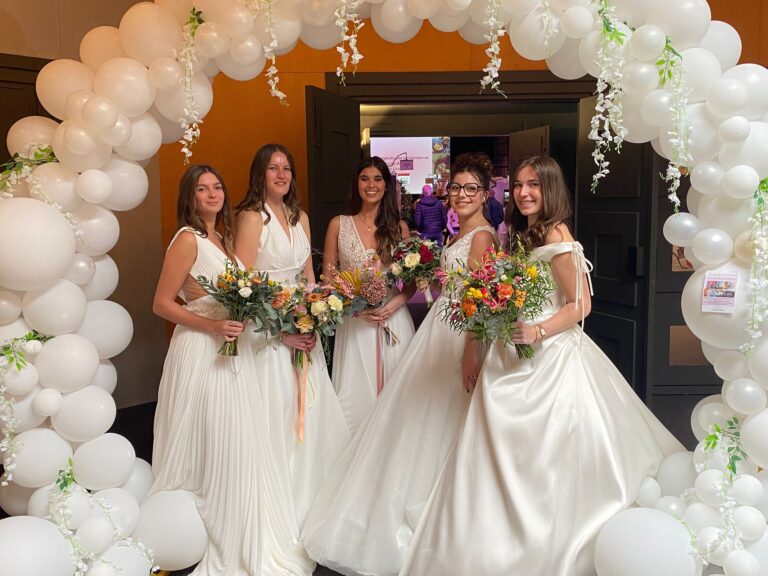 femmes vêtues de robes de mariée Cymbeline au salon du mariage de Laval