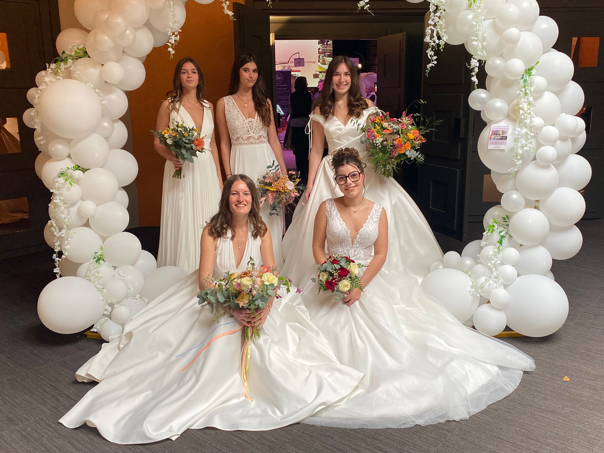 femmes vêtues de robes de mariée Cymbeline au salon du mariage de Laval