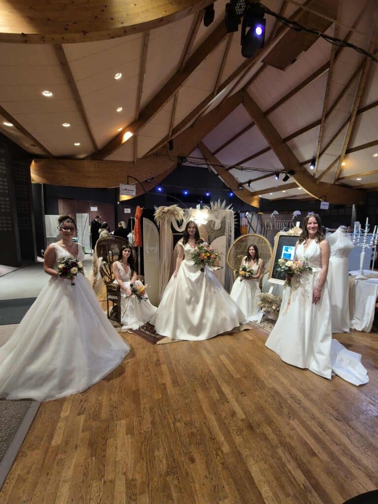 femmes vêtues de robes de mariée Cymbeline au salon du mariage de Laval