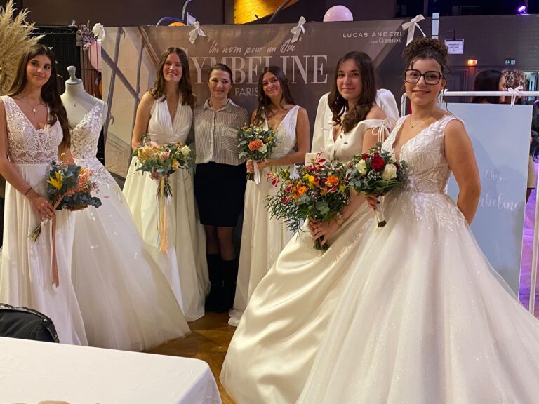 femmes vêtues de robes de mariée Cymbeline au salon du mariage de Laval