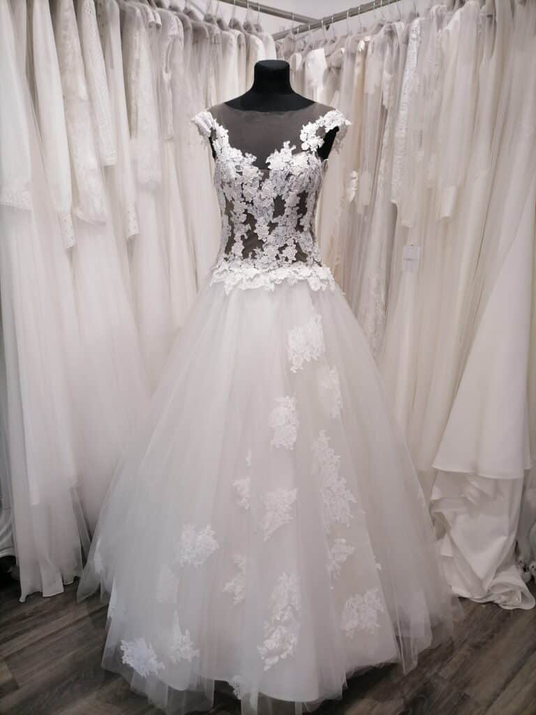 robe de mariée princesse de déstockage dans une boutique mariage