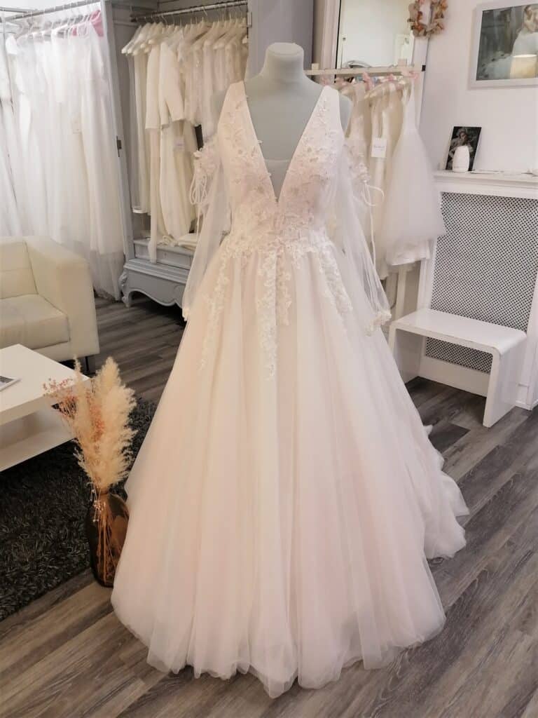 robe de mariée bohème de déstockage dans une boutique mariage