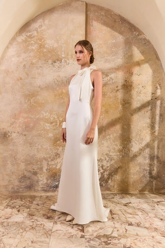 femme dans une robe de mariée simple et élégante en satin