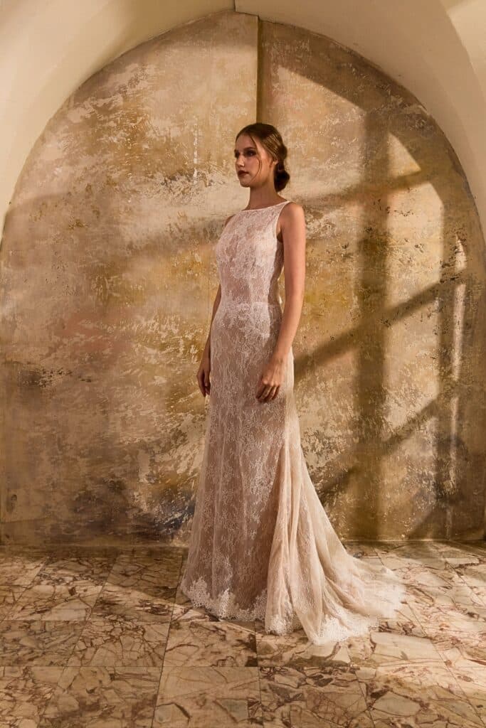 femme dans une robe de mariée glamour en dentelle