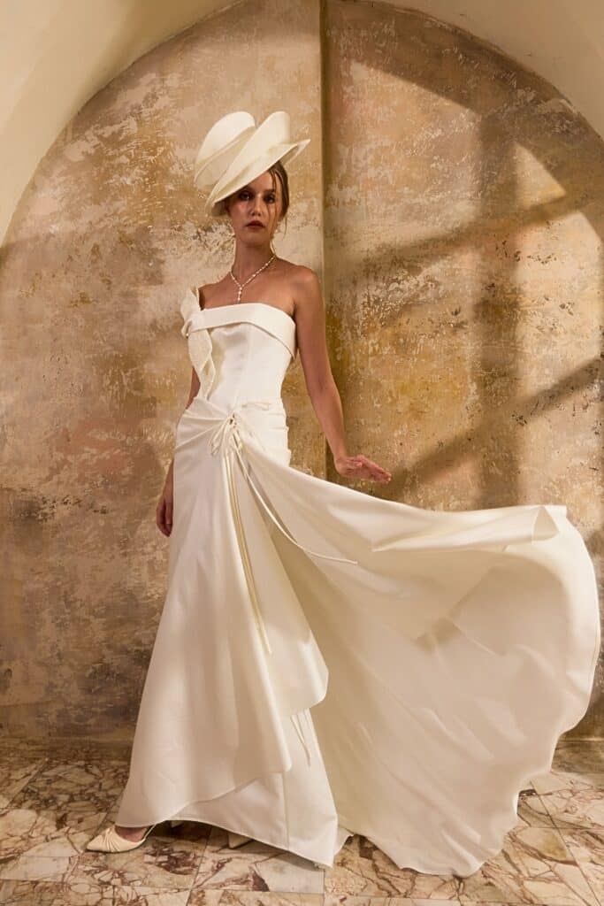 femme dans une robe de mariée couture et élégante en satin