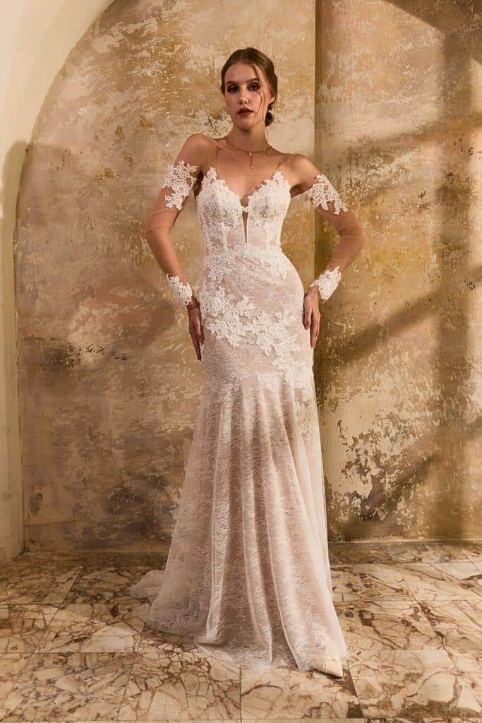 femme dans une robe de mariée sirène glamour en dentelle dans un manoir